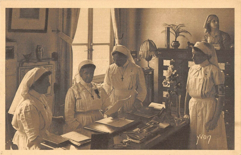 Carte postale ancienne Paris XIIIe Hopital Ecole Blesses Militaires Le Bureau De La Directrice à Paris 13e