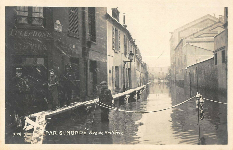 Carte postale ancienne Paris XIIIe Rue De Believre Inondee à Paris 13e