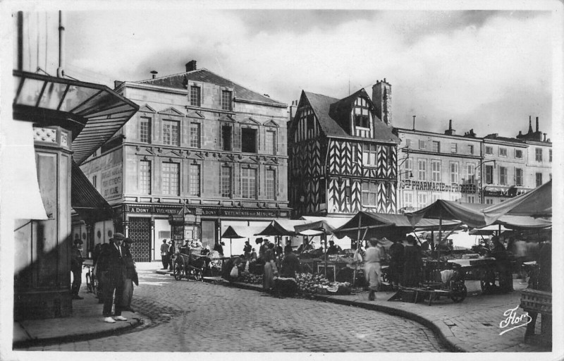 Carte postale ancienne La Rochelle Place Du Marche à La Rochelle