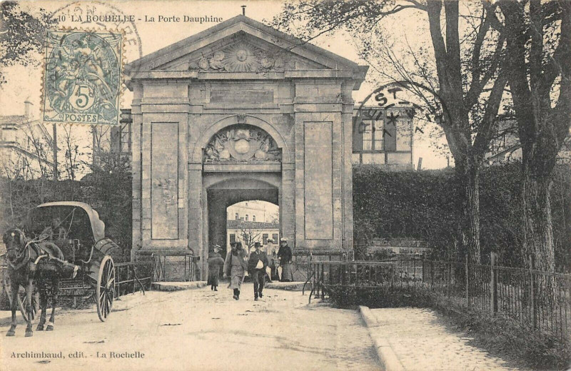 Carte postale ancienne La Rochelle La Porte Dauphine Attelage à La Rochelle