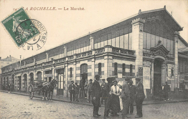 Carte postale ancienne La Rochelle Le Marche à La Rochelle