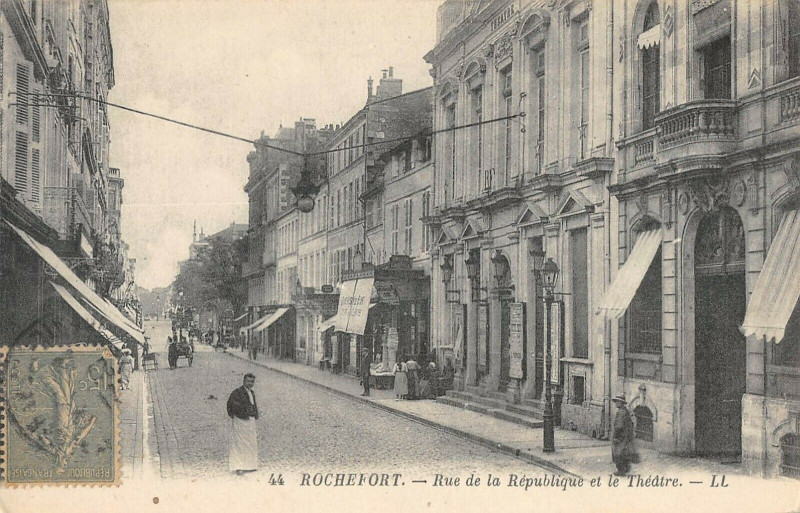 Carte postale ancienne Rochefort Sur Mer Rue De La Republique Et Le Theatre à Rochefort