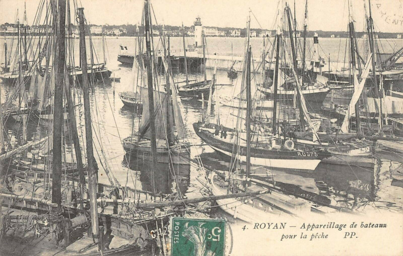 Carte postale ancienne Royan Appareillage De Bateaux Pour La Peche à Royan