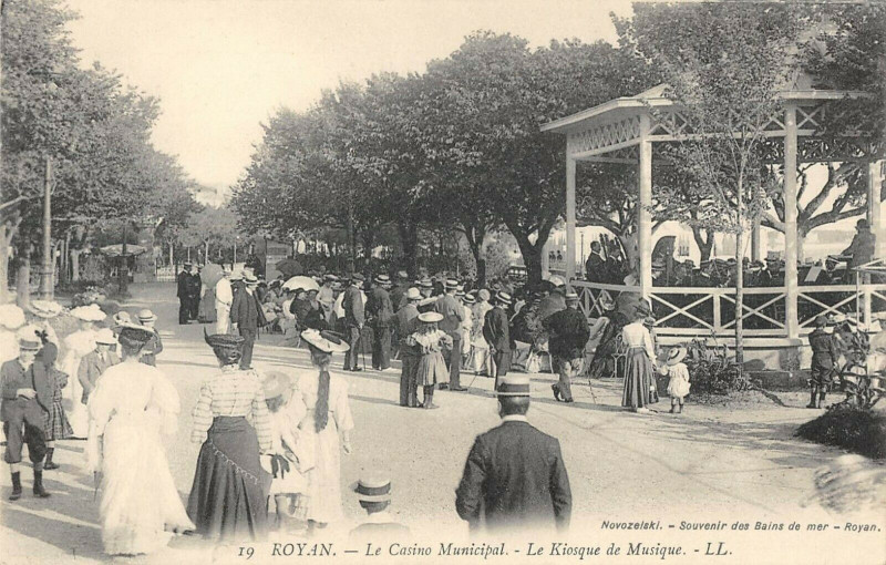 Carte postale ancienne Royan Le Casino Municipal Le Kiosque De Musique à Royan