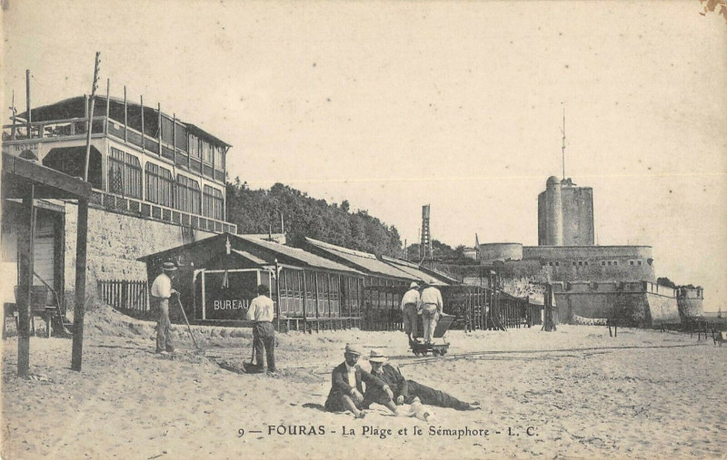 Carte postale ancienne Fouras La Plage Et Le Semaphore à Fouras