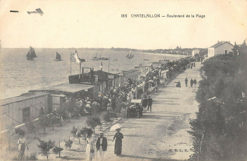 Carte postale ancienne Chatelaillon Boulevard De La Plage (Avion
