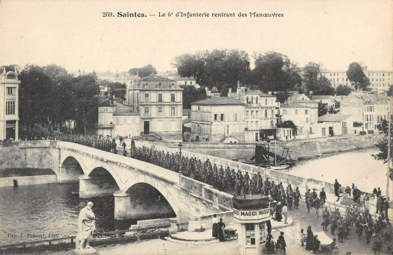 Carte postale ancienne Saintes Le 6e D'Infanterie Rentrant De Manoeuvres à Saintes