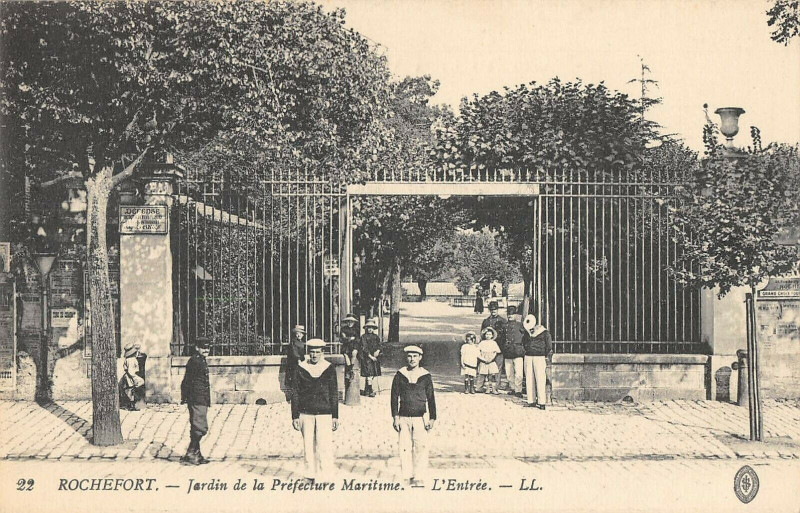 Carte postale ancienne Rochefort Sur Mer Jardin De La Prefecture Maritime Entree à Rochefort