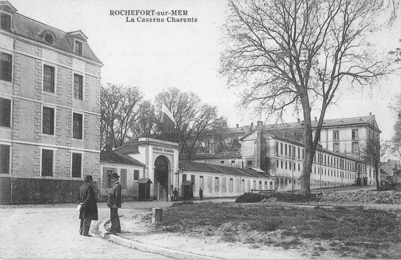 Carte postale ancienne Rochefort Sur Mer La Caserne Charente à Rochefort