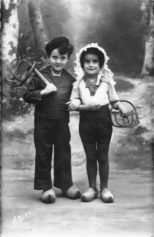 Carte postale ancienne Ile D'Oleron Jeunes Pecheurs