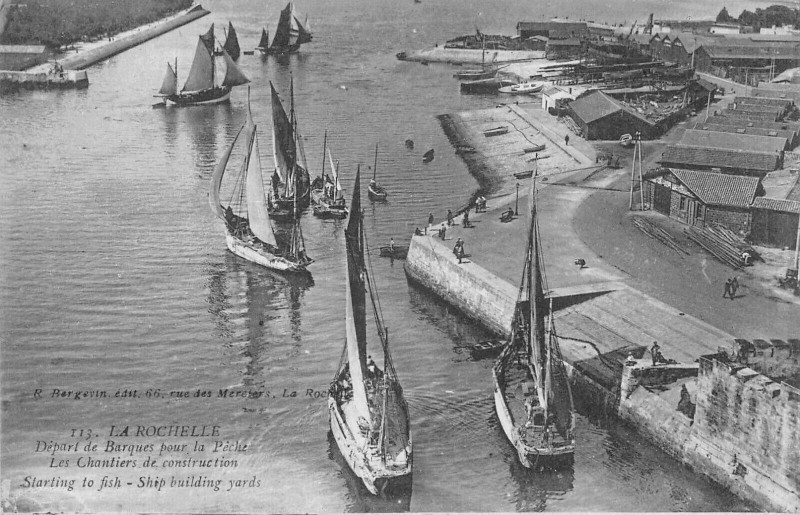 Carte postale ancienne La Rochelle Depart De Barques Pour La Peche Chantiers Construction à La Rochelle