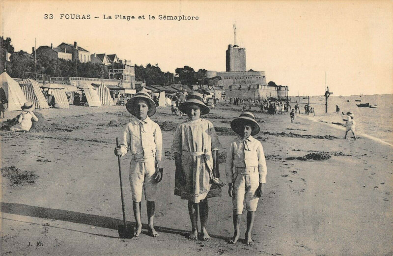 Carte postale ancienne Fouras La Plage Et Le Semaphore à Fouras