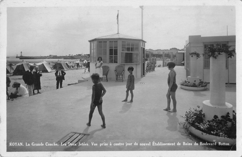 Carte postale ancienne Royan La Grande Conche Les 2 Jetees à Royan