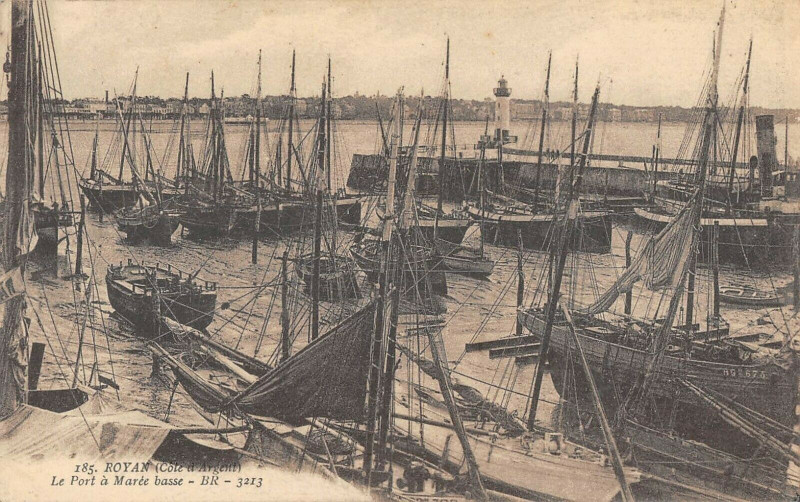 Carte postale ancienne Royan Le Port A Maree Basse à Royan