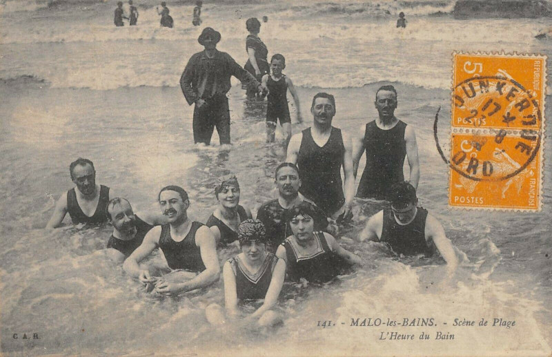 Carte postale ancienne Malo Les Bains Scene De Plage L'Heure Du Bain