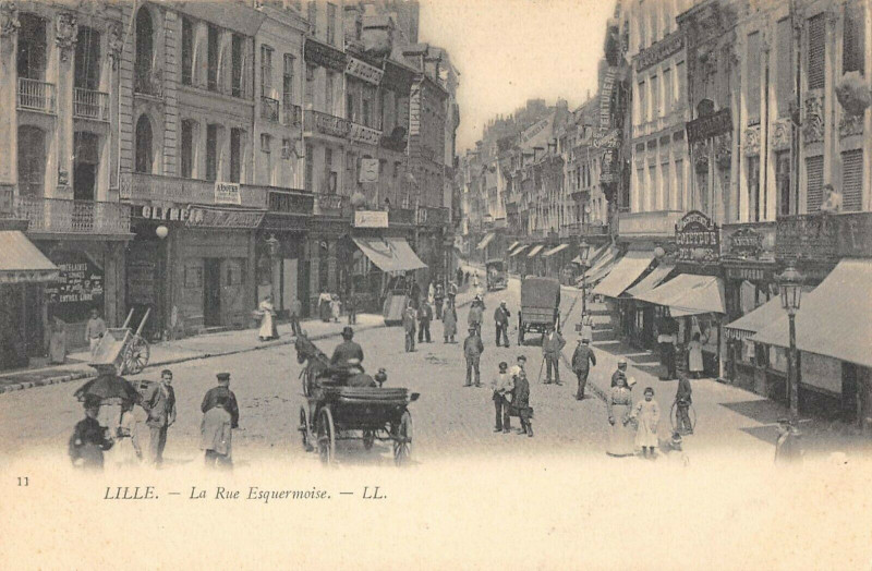 Carte postale ancienne Lille La Rue Esquermoise à Lille