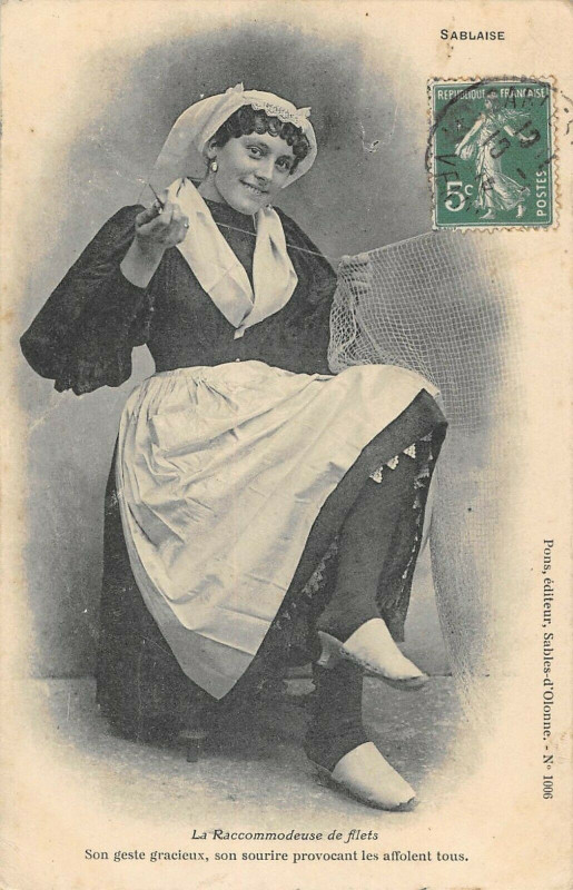 Carte postale ancienne Sablaise La Raccomodeuse De Filets