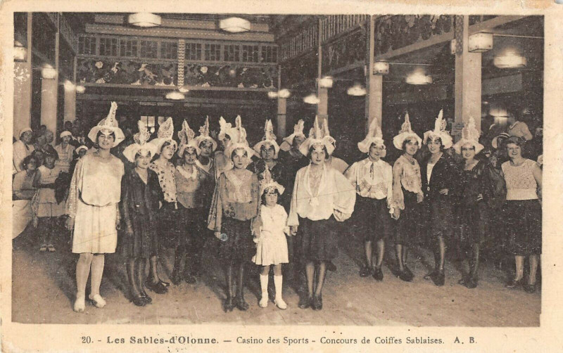 Carte postale ancienne Les Sables D'Olonne Casino Des Sports Concours De Coiffes Sablaises aux Sables-d'Olonne