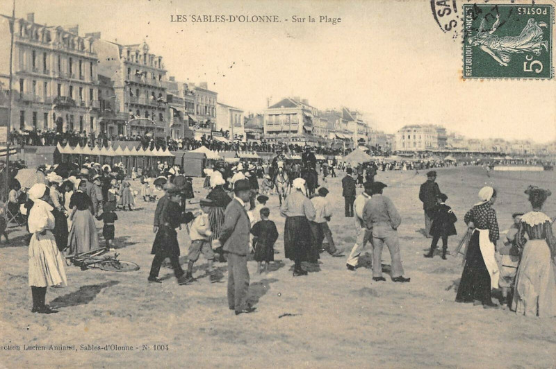 Carte postale ancienne Les Sables D'Olonne Sur La Plage aux Sables-d'Olonne