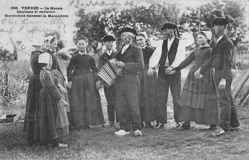 Carte postale ancienne Vendee Le Marais Challans Maraichins Dansant La Maraichine à Challans