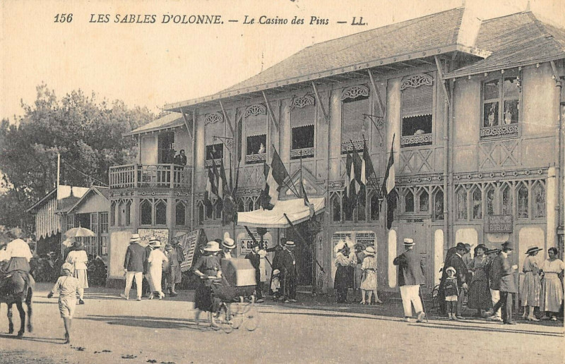 Carte postale ancienne Les Sables D'Olonne Le Casino Des Pins aux Sables-d'Olonne