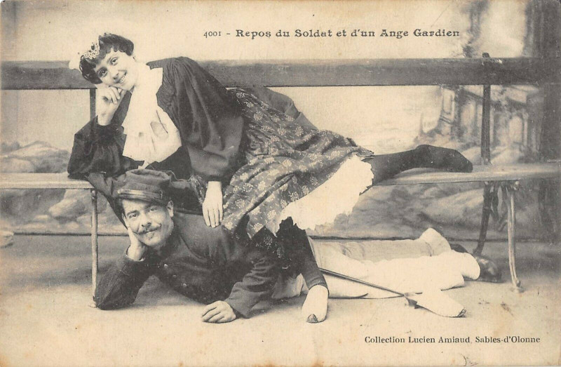Carte postale ancienne Repos Du Soldat Et D'Un Ange Gardien