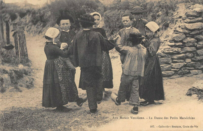 Carte postale ancienne Au Marais Vendeen La Danse Des Petits