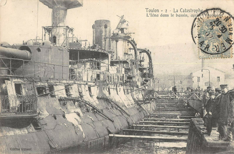 Carte postale ancienne Toulon Catastrophe Du Iena L'Iena Dans Le Bassin Apres L'Explosion à Toulon