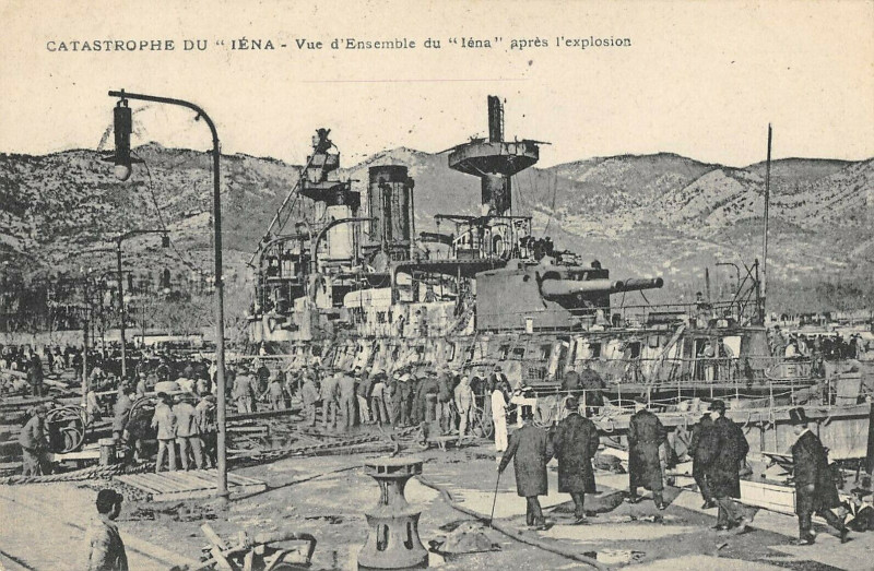 Carte postale ancienne Toulon Catastrophe Du Iena Vue D'Ensemble Du Iena Apres L'Explosion à Toulon