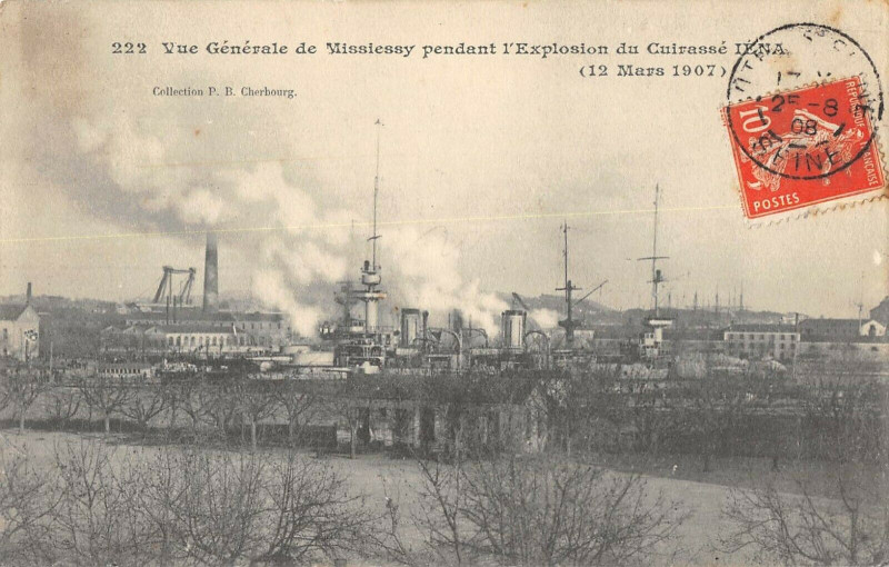 Carte postale ancienne Toulon Vue Generale De Missiessy Pendant L'Explosion Du Cuirasse Iena à Toulon