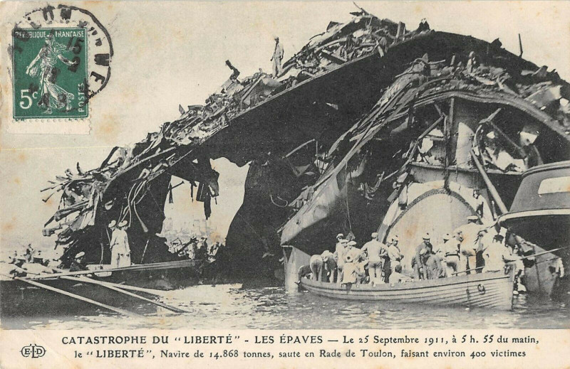 Carte postale ancienne Toulon Catastrophe Du Liberte Les Epaves à Toulon