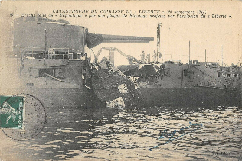Carte postale ancienne Toulon Catastrophe Du Liberte Breche Faite Au Republique Par Une Plaque à Toulon