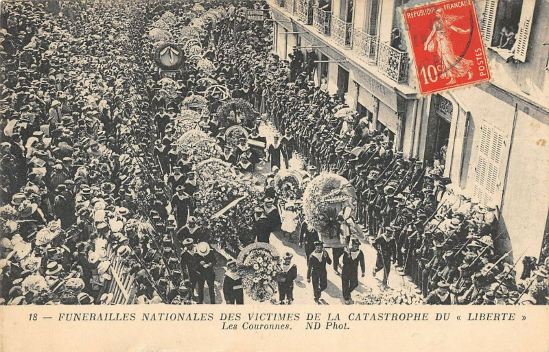Carte postale ancienne Toulon Catastrophe Du Liberte Funerailles Les Couronnes à Toulon