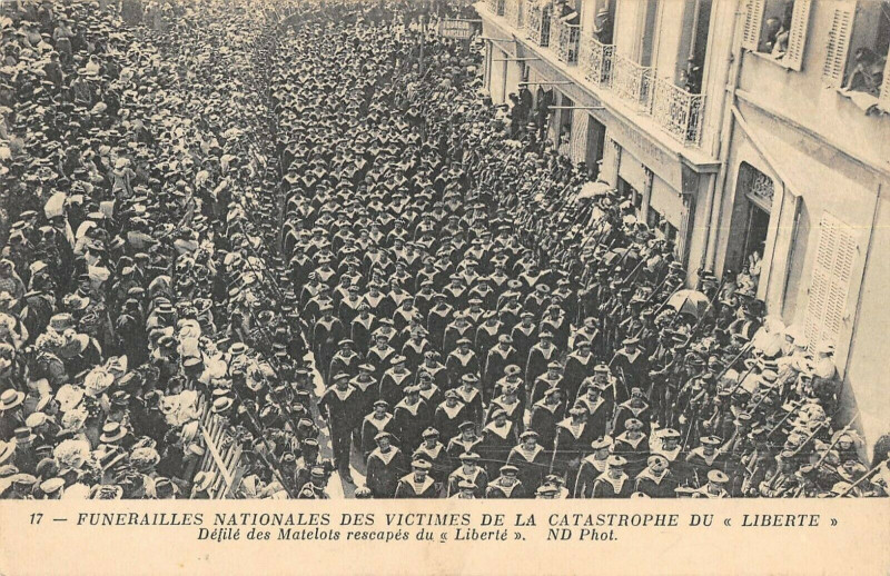 Carte postale ancienne Toulon Catastrophe Du Liberte Defile Des Matelots Rescapes Du Liberte à Toulon