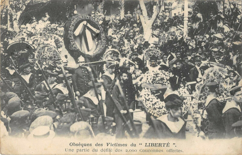 Carte postale ancienne Toulon Obseques Victimes Du Liberte Une Partie Du Defile à Toulon