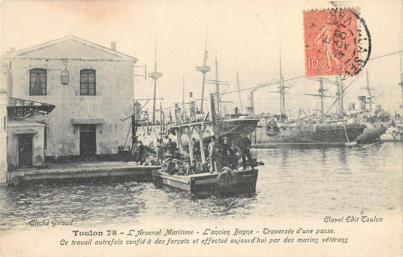 Carte postale ancienne Toulon L'Arsenal Maritime L'Ancien Bagne Traversee D'Une Passe à Toulon