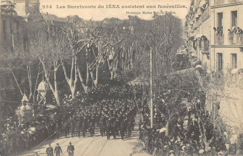 Carte postale ancienne Catastrophe Du Iena Les Survivants Assistent Aux Funerailles