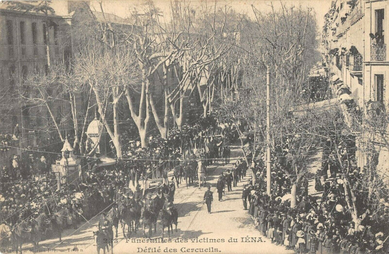 Carte postale ancienne Catastrophe Du Iena Defile Des Cercueils