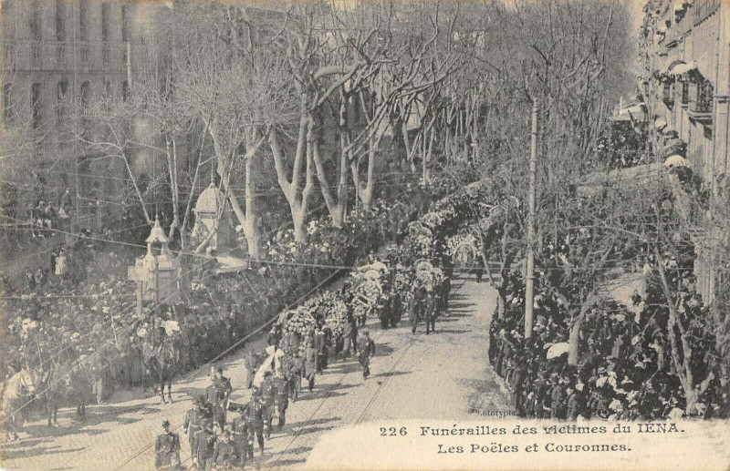 Carte postale ancienne Catastrophe Du Iena Les Poeles Et Couronnes