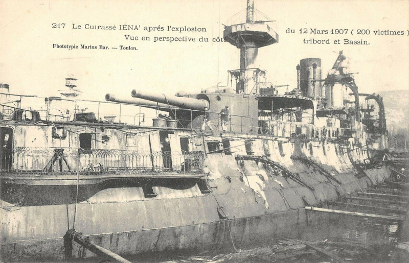 Carte postale ancienne Catastrophe Du Iena Le Cuirasse Apres Explosion Vue Perspective De Cote
