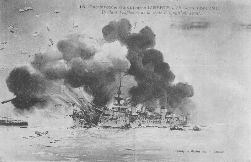 Carte postale ancienne Catastrophe Du Liberte Pendant L'Explosion