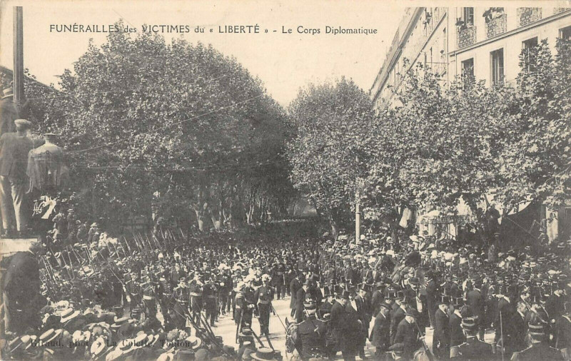 Carte postale ancienne Catastrophe Du Liberte Les Corps Diplomatiques