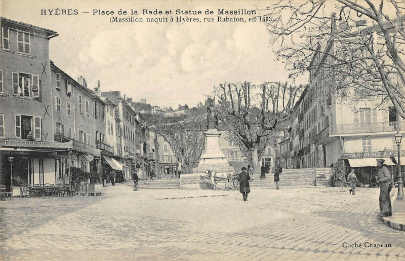 Carte postale ancienne Hyeres Place De La Rade Statue Massillon à Hyères