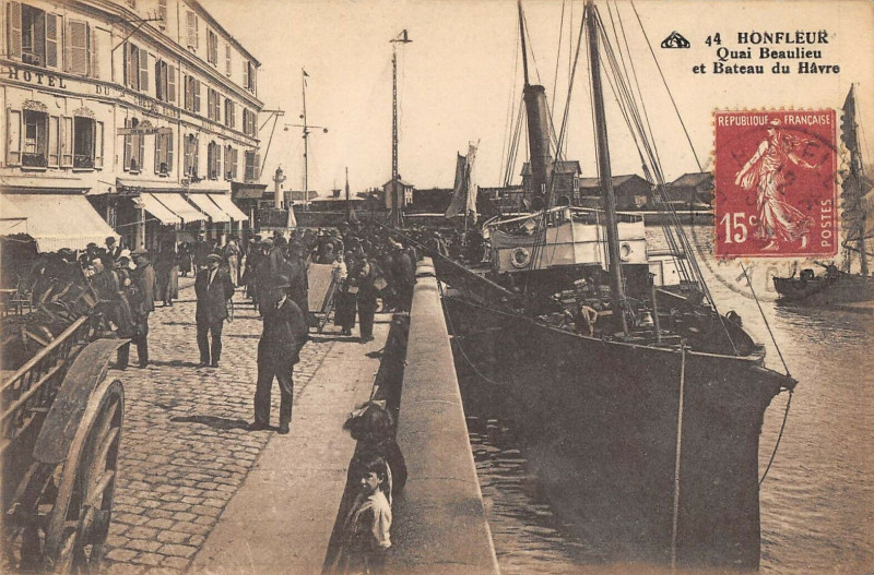 Carte postale ancienne Honfleur Quai Beaulieu Et Bateau Du Havre à Honfleur