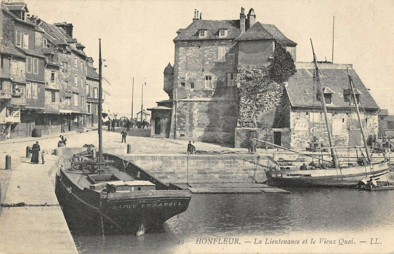 Carte postale ancienne Honfleur La Lieutenance Et Le Vieux Quai à Honfleur