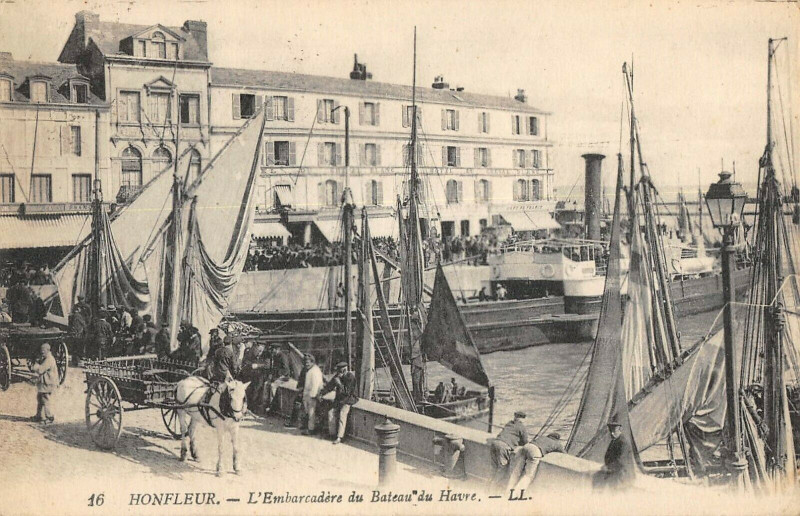 Carte postale ancienne Honfleur L'Embarcadere Du Bateau Du Havre à Honfleur