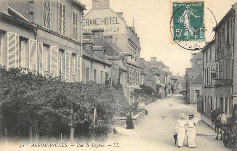 Carte postale ancienne Arromanches Rue De Bayeux à Bayeux