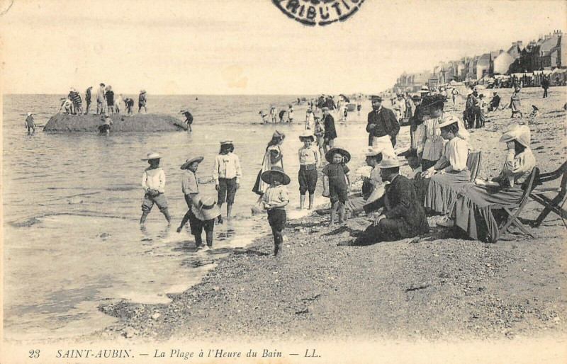 Carte postale ancienne Saint Aubin Sur Mer La Plage A L'Heure Du Bain à Saint-Aubin-sur-Mer