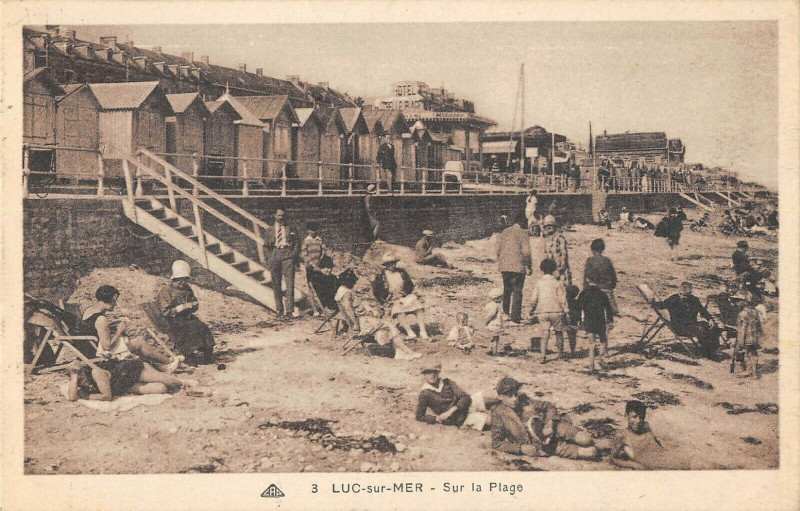 Carte postale ancienne Luc Sur Mer Sur La Plage à Luc-sur-Mer