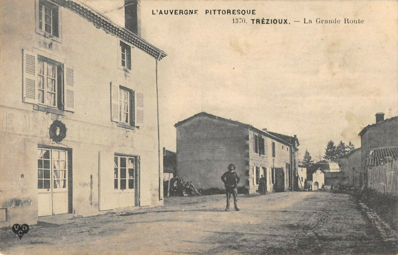 Carte postale ancienne Trezioux La Grande Route à Trézioux